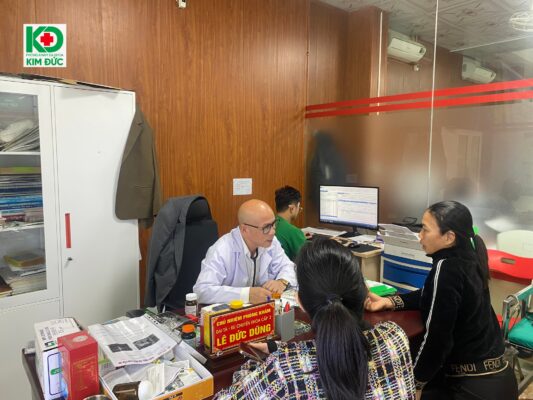 bác sĩ nội khoa khám cho bệnh nhân