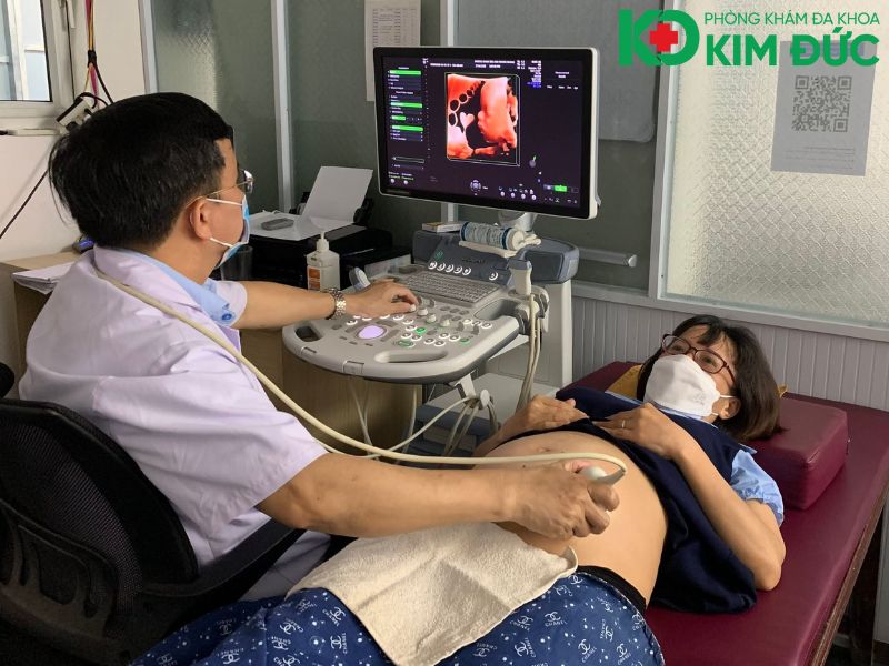 Bác sĩ thực hiện siêu âm thai cho mẹ bầu trong quy trình khám thai định kỳ.