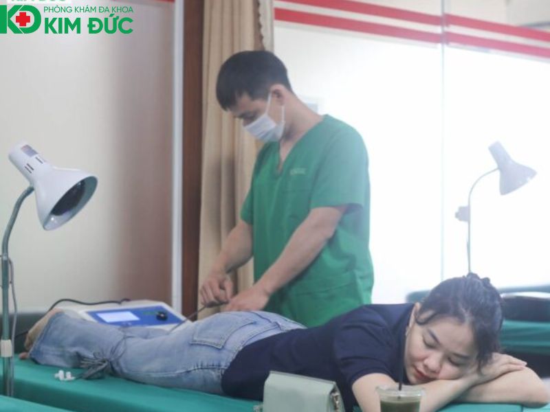 Bệnh nhân thoái hóa khớp được điều trị bằng y học cổ truyền phục hồi chức năng