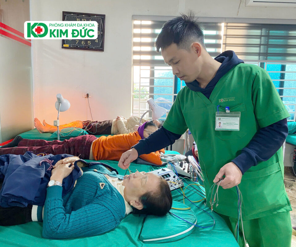 Chuyên gia Y học cổ truyền thực hiện các phương pháp điều trị thoát vị đĩa đệm.