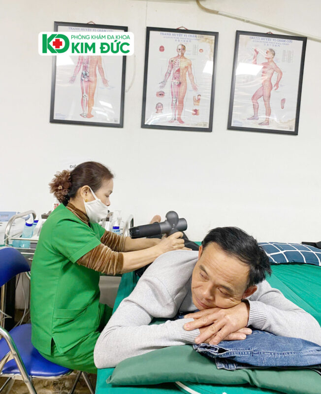 Xoa bóp bấm huyệt là một phần quan trọng trong phác đồ điều trị thoát vị đĩa đệm.