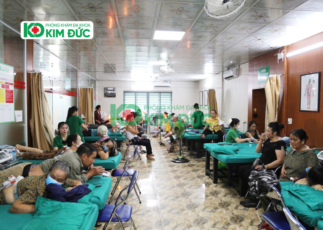 Bác sĩ tại Phòng khám Kim Đức tư vấn phác đồ điều trị thoát vị đĩa đệm.