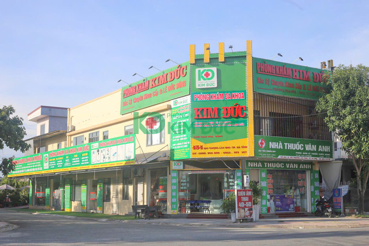 Không gian sảnh chờ sạch sẽ, hiện đại của Phòng khám Đa khoa Kim Đức tại Hà Tĩnh.