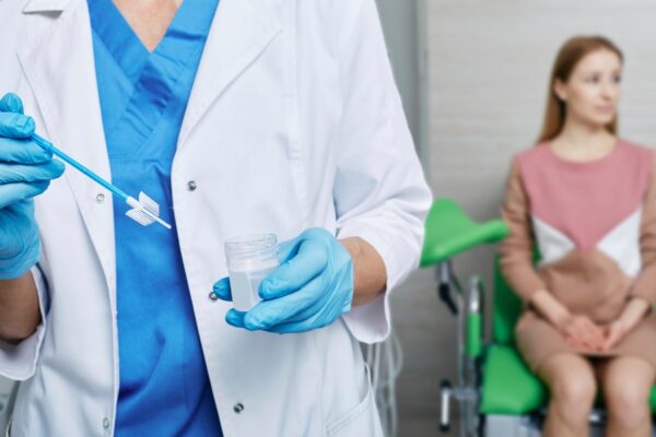 bác sĩ đang làm mẫu xét nhiệp test hpv