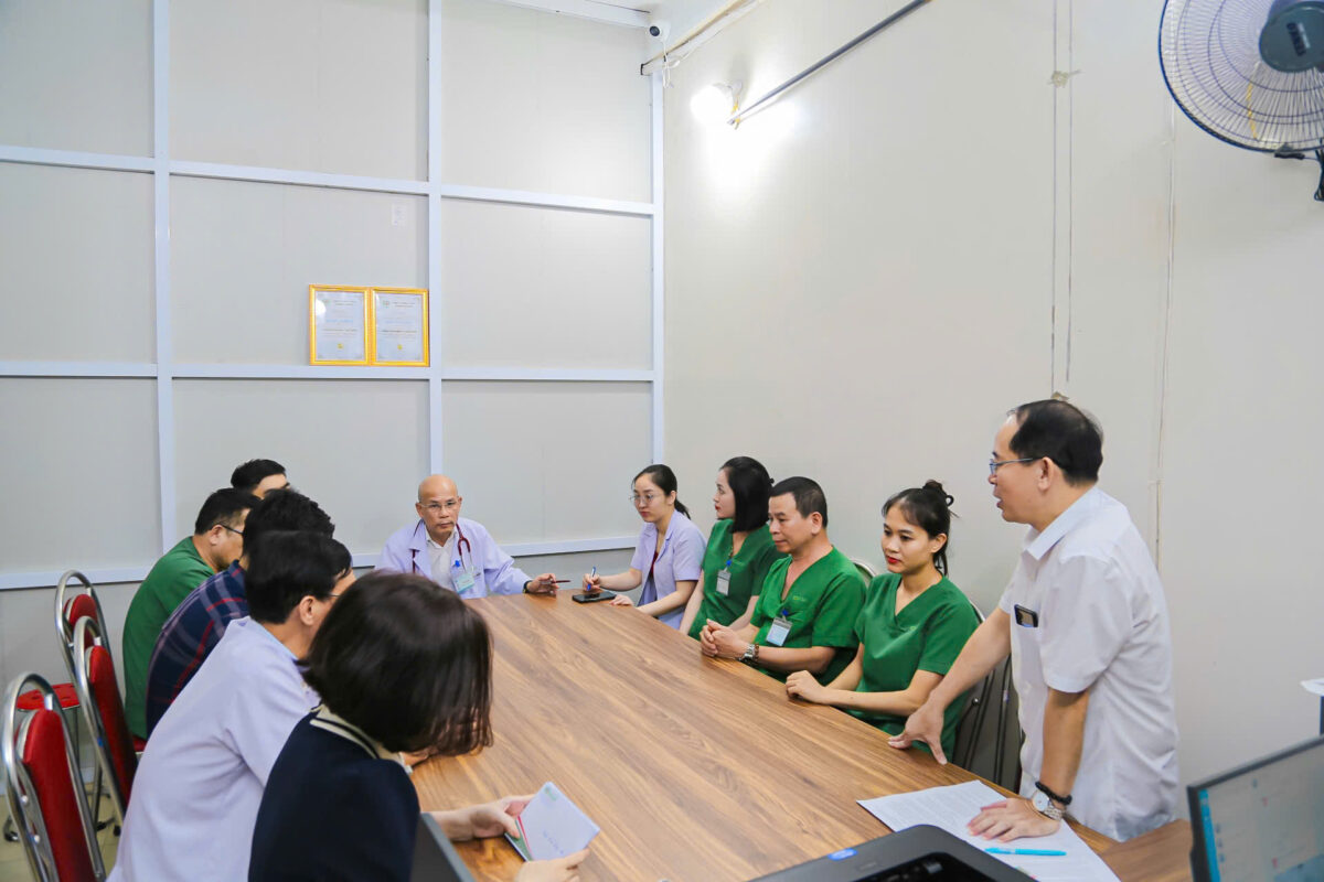 Khách hàng hài lòng sau khi nhận kết quả khám tổng quát tốt.