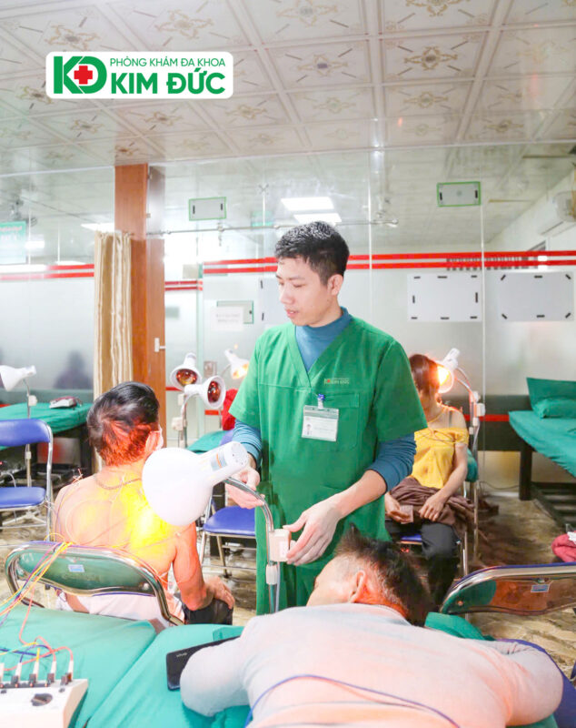 Bác sĩ thực hiện châm cứu để cải thiện tình trạng mất ngủ cho bệnh nhân.