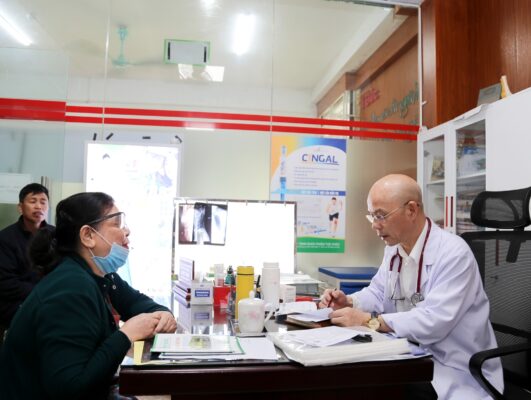 bác sĩ tư vấn bệnh nội khoa cho bệnh nhân