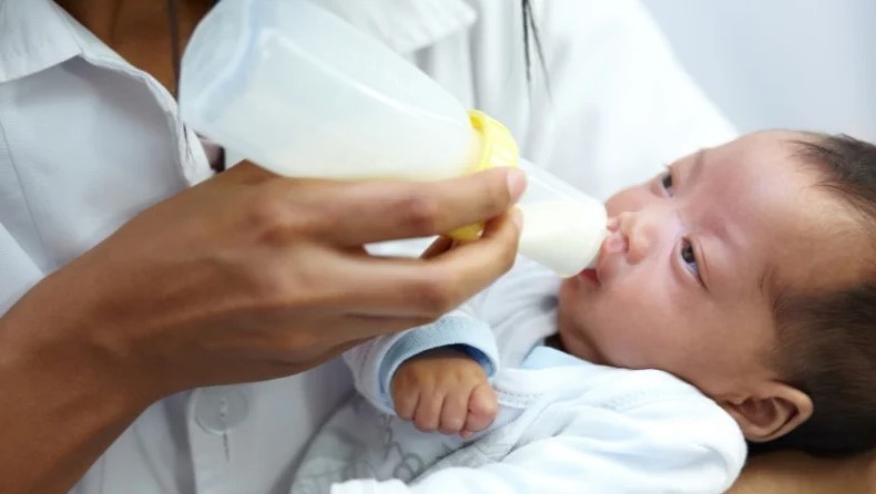 Chăm sóc và cho trẻ bị hở hàm ếch bú bằng bình chuyên dụng.
