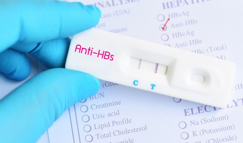 Hình ảnh minh họa kháng thể Anti-HBs trong máu, cho thấy cơ thể đã có miễn dịch bảo vệ khỏi virus viêm gan B.