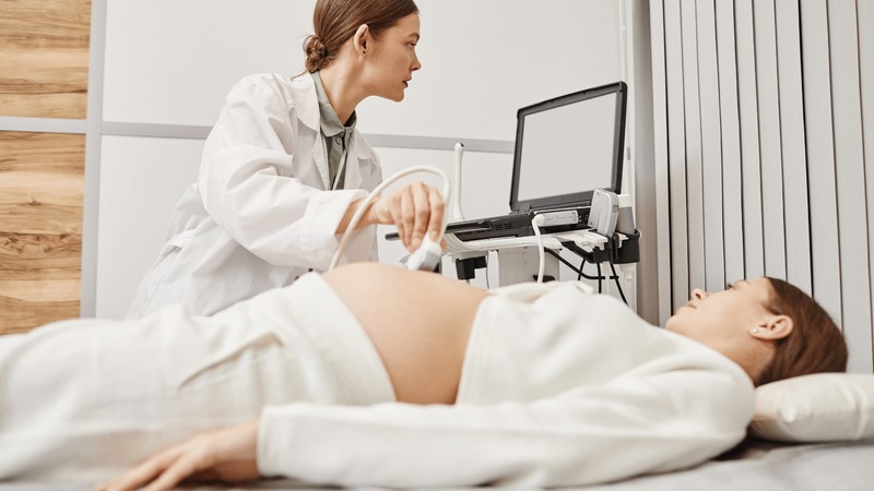Mẹ bầu ghi chú lại những lưu ý quan trọng trước buổi khám thai định kỳ.