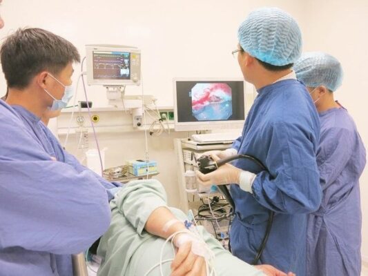 Bác sĩ thực hiện nội soi để đánh giá tổn thương niêm mạc dạ dày