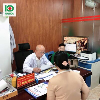 khám bệnh tại phòng khám Kim Đức
