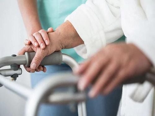 phục hồi chức năng sau chấn thương sọ não tập đi