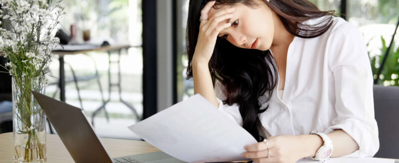 người mệt mỏi do căng thẳng và thiếu ngủ kéo dài