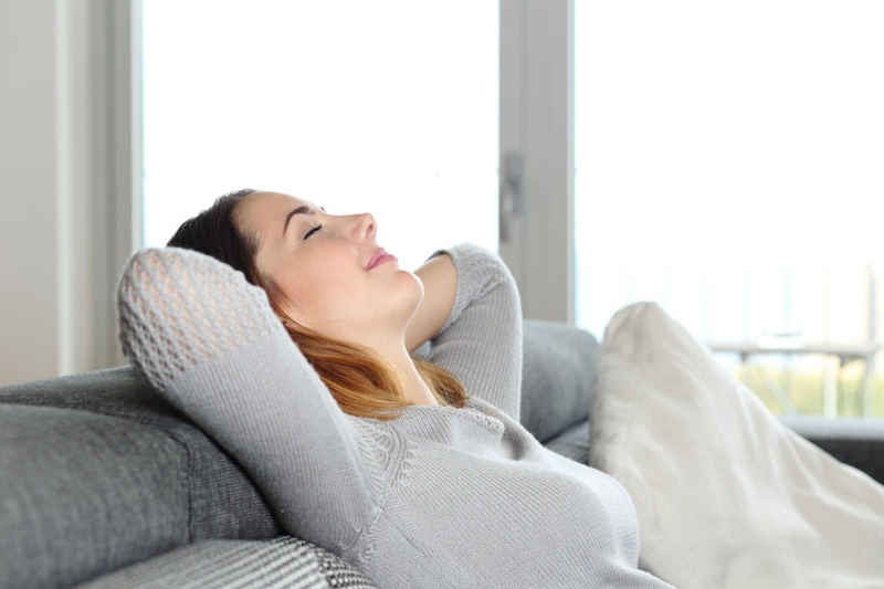 massage bấm huyệt trị liệu giãn cơ và thư giãn sau khi ngồi làm việc lâu