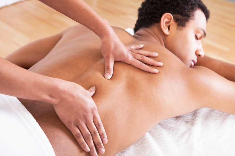 massage bấm huyệt So sánh massage bấm huyệt trị liệu với massage thư giãn và massage mô sâu