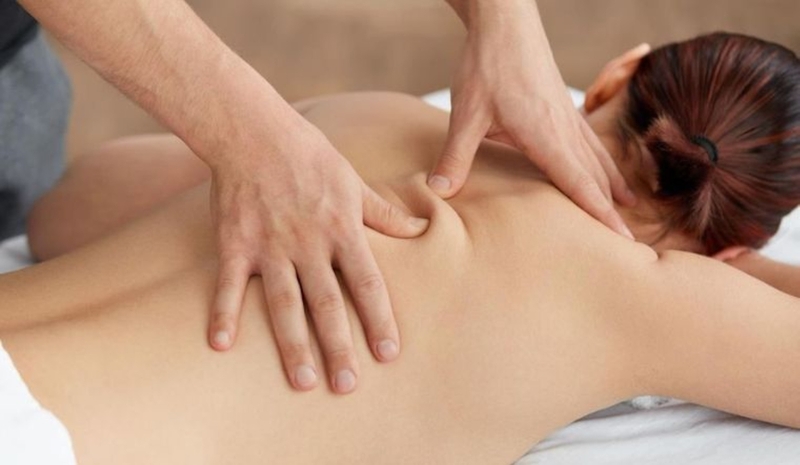 xoa bóp bấm huyệt xoa bóp bấm huyệt vùng cổ vai gáy giúp giảm đau