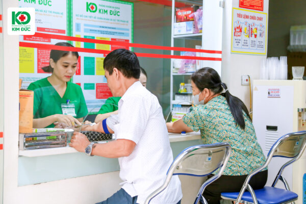 Người có sốt kéo dài, khó thở hoặc vết thương lâu lành nên đi khám để kiểm tra bệnh Whitmore.