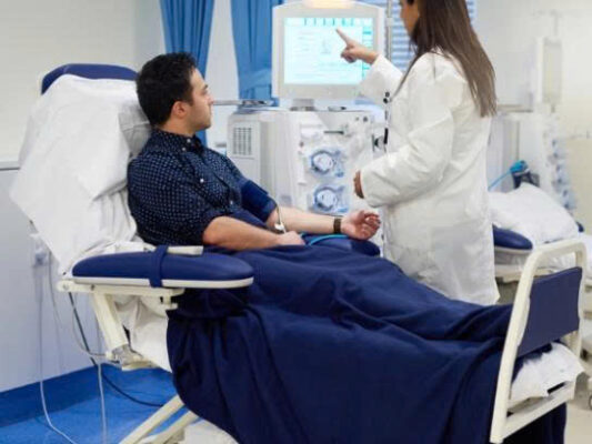 bác sĩ theo dõi máy lọc máu
