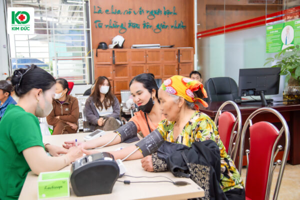 Đo huyết áp cho người bị viêm cầu thận cấp