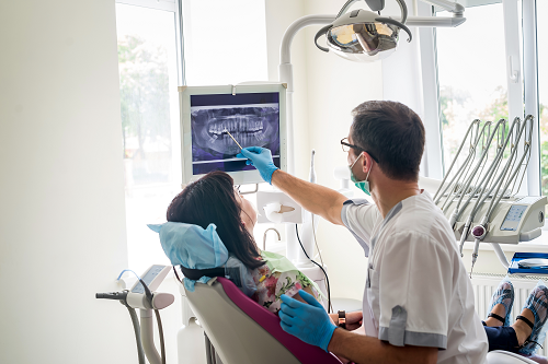Hình ảnh bác sĩ đánh giá tổng thể chụp xquang răng hàm mặt